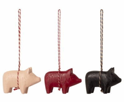 wooden_pig_ornament_in_a_row.jpg&width=400&height=500